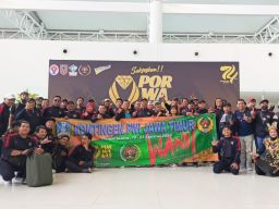 Meski Pesawat Telat Dua Jam, Kontingen Porwarnas Jatim Langsung Latihan Setibanya di Banjarmasin