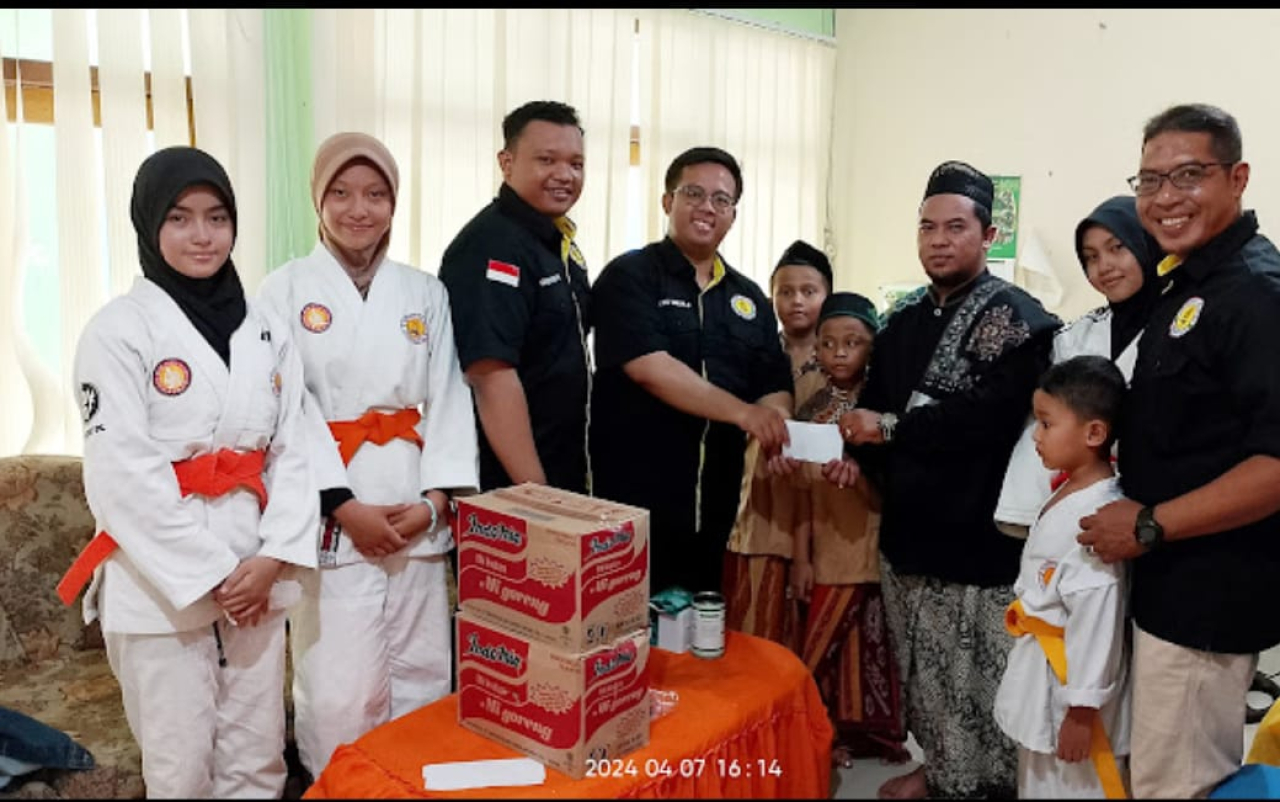 Berbagi di Bulan Ramadan, Jujitsan Dojo Wijaya Putra Bagikan Takjil dan Santuni Yatim Piatu