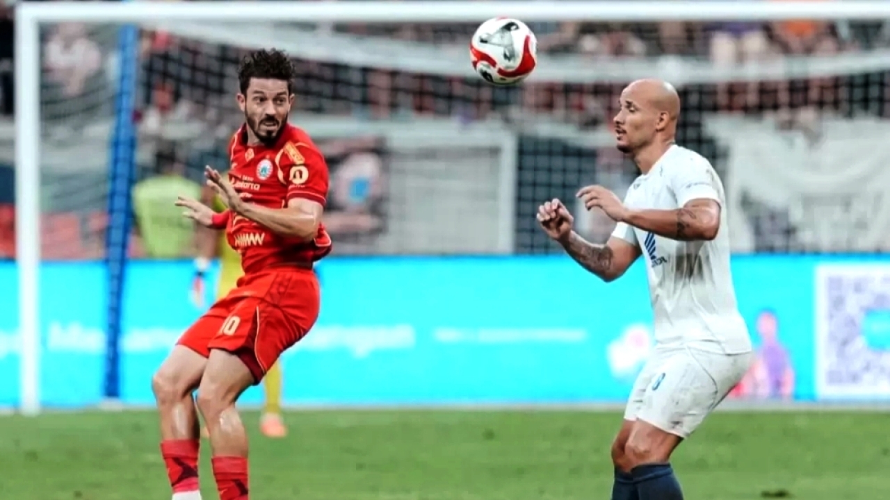 Gelandang anyar Persija, Jean Mota (kiri), setelah mencatat debut di Super League 2025/2026 siap kembali bekerja keras untuk menantang Malut United FC di Stadion Gelora Kie Raha, Ternate malam ini WIB. (Official ILeague)