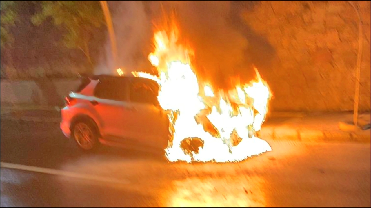 Diduga Akibat Korsleting Listrik, Mobil Mahasiswa Terbakar