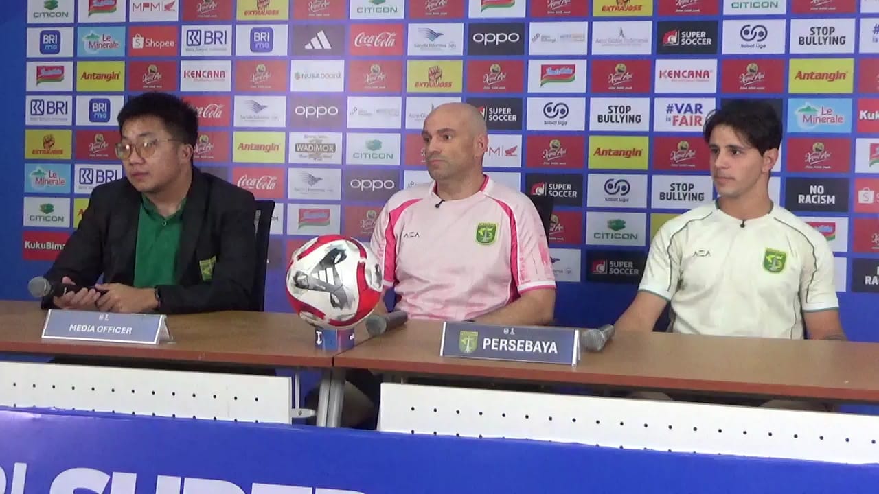 Pelatih Persebaya, Bernardo Tavares (tengah) bersama kapten tim Bruno Moreira dalam sesi jumpa pers jelang pertandingan melawan Persib di Stadion Gelora Bung Tomo, besok malam WIB. (jatimsport.com/Anto)