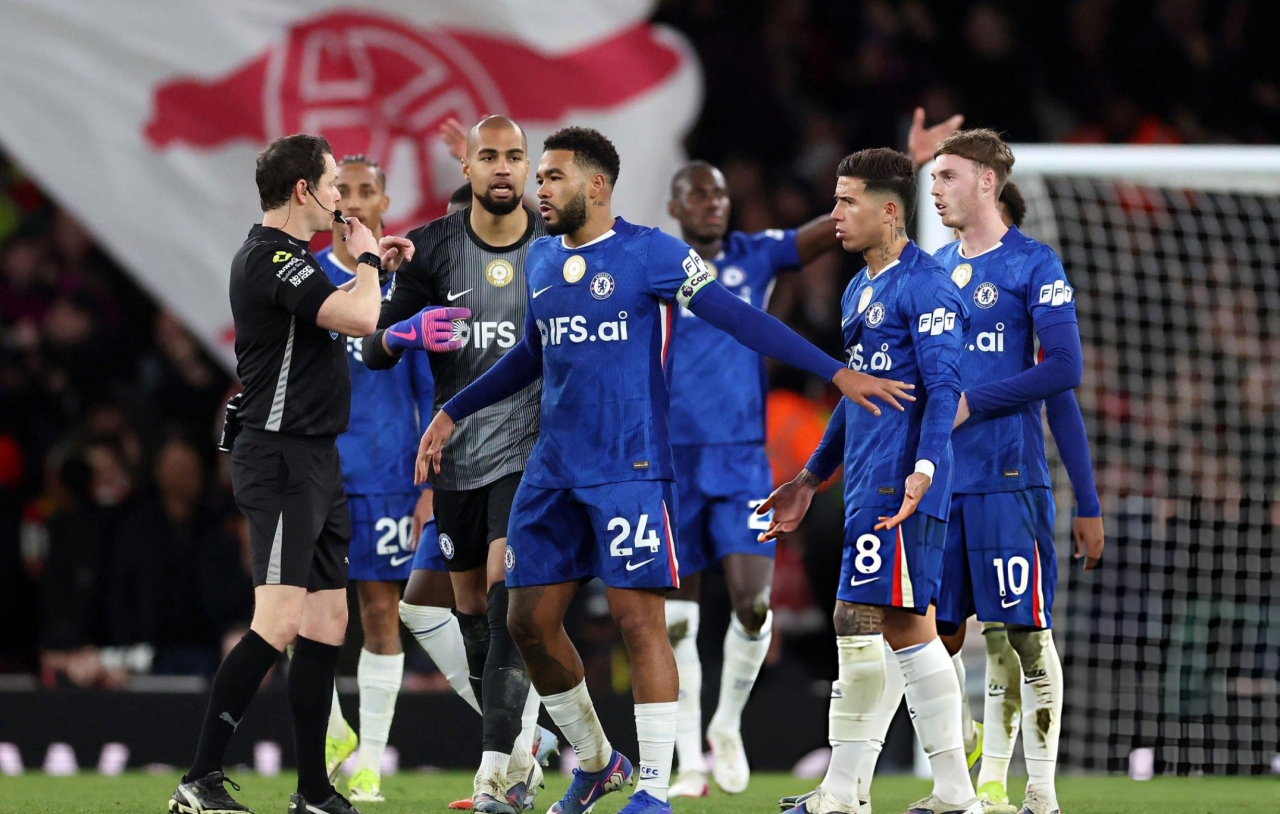 Kapten tim Reece James bersama para pemain Chelsea mengerumuni wasit Darren England pada laga lanjutan Premier League yang berkesudahan 1-2 untuk Arsenal di Emirates Stadium dini hari tadi WIB. (jatimsport.com via Getty Images)